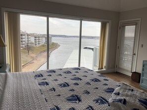 3 bedrooms, free WiFi, bed sheets - Top‑floor 3BR/3BA lakeview condo at Regatta Bay with vaulted ceilings, private deck, and stunning views at the 12‑Mile Marker. Optional boat slip available. (Lake Ozark)
