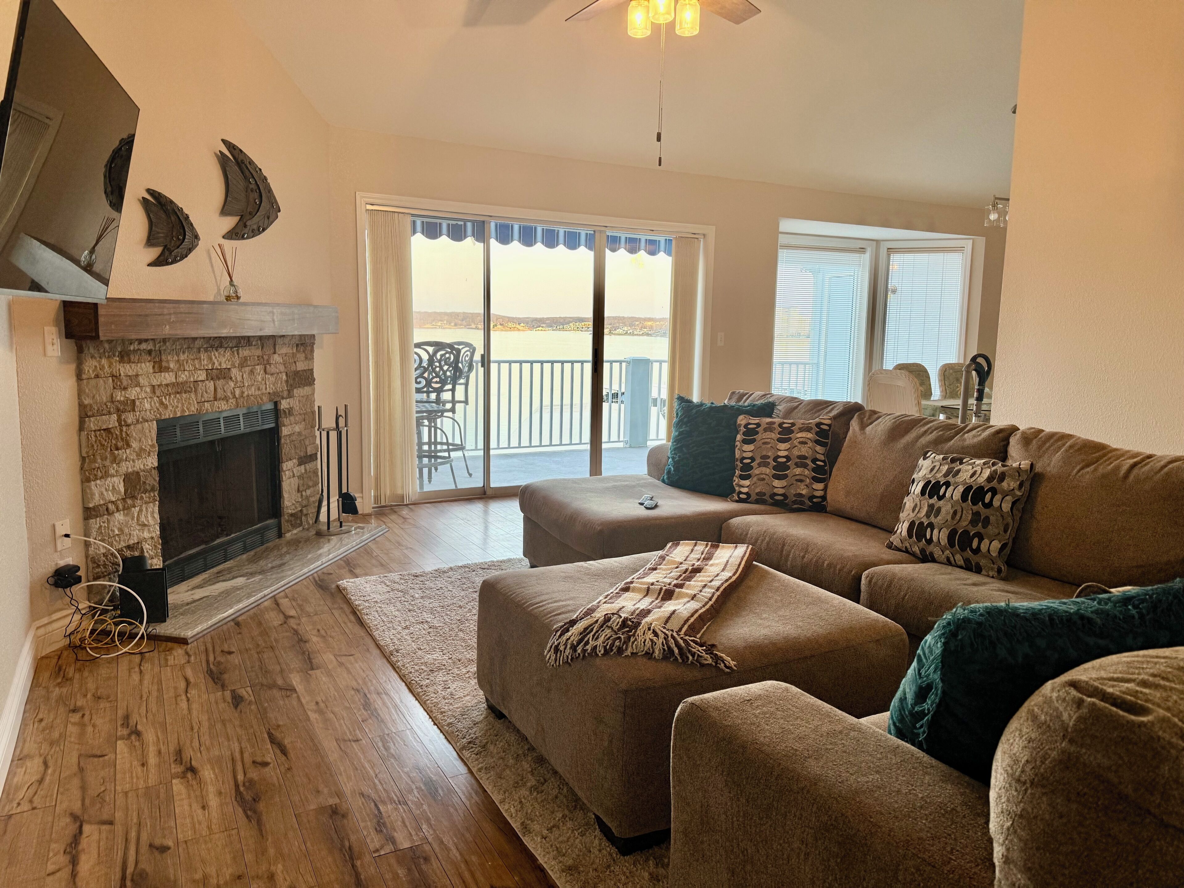 Smart TV, fireplace