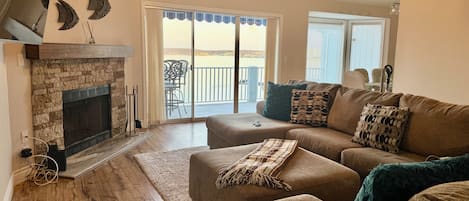 Smart TV, fireplace