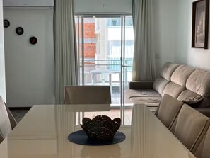 Interior - Beachfront - Sleeps 10 - Spacious (Jaraguá do Sul)