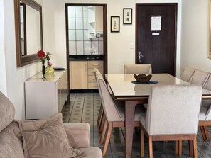 Dining - Beachfront - Sleeps 10 - Spacious (Jaraguá do Sul)
