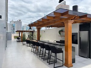 Outdoor dining - Apartment with Sea View • Comfort and Leisure in Itapema (Itapema)