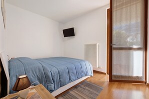 1 slaapkamer, een strijkplank/strijkijzer, beddengoed