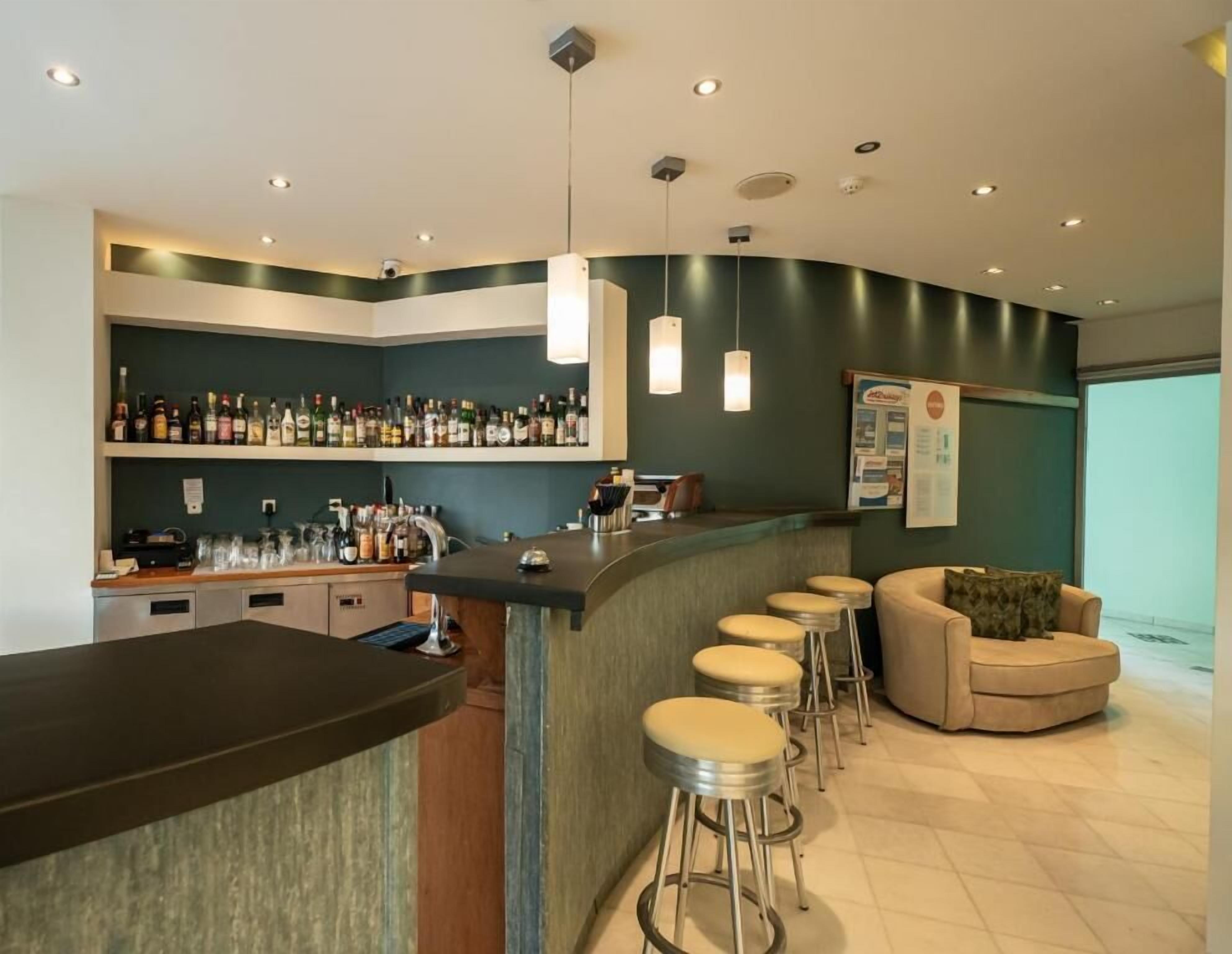 2 barer/lounger, bar i bassenget og bassengbar