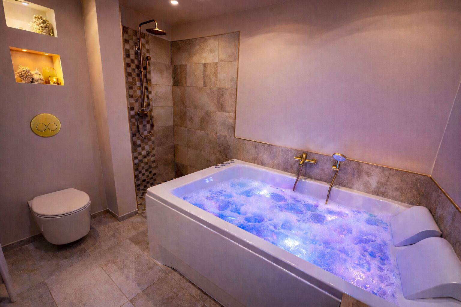 Baignoire à jets, sèche-cheveux, serviettes fournies, savon