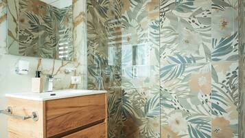 Kamar Double Basic | Kamar mandi | Shower, pengering rambut, handuk, dan sabun