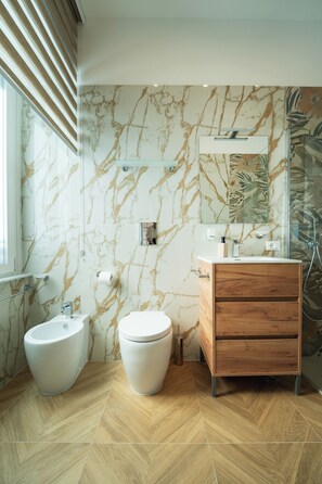 Habitación básica doble | Baño | Ducha, secador de pelo, toallas y jabón