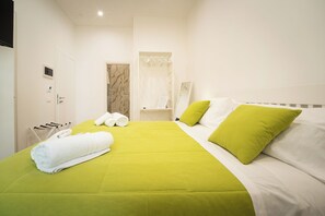 Classic Double Room | Free WiFi - Binario Centrale Guest House (Naples)