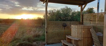 Captain's Cabin Shepherd's Hut with Hot Tub, on the edge of the North York Moors