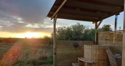 Captain's Cabin Shepherd's Hut with Hot Tub, on the edge of the North York Moors