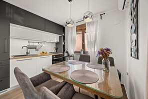 Fridge, microwave, oven, stovetop - Sea Breeze Funtana Apartment A3 (Funtana)