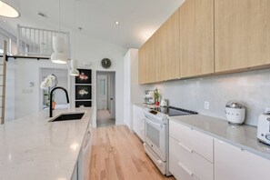 Frigorífico, microondas, horno y placa de cocina