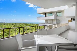 Outdoor dining - 2-bedroom apt w/ stunning views in Key Biscayne, featuring private beach access. (Key Biscayne)