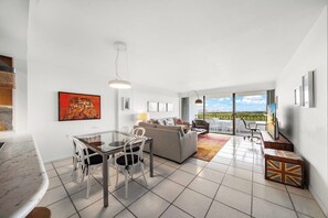 Interior - 2-bedroom apt w/ stunning views in Key Biscayne, featuring private beach access. (Key Biscayne)