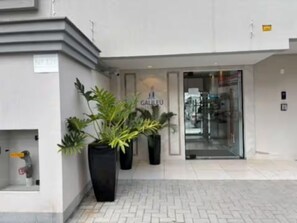 Exterior detail - Fully furnished apartment in Meia Praia – Easy access and garage. (Itapema)