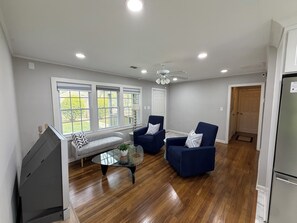 TV - New Listing! Spacious 4-BR Fantastic Atlanta Home with AC - Minutes to Downtown (Atlanta)