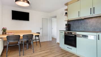 Coffee/tea maker, fridge, oven, stovetop