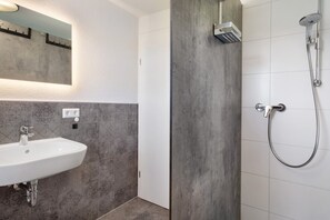 Een douche, handdoeken
