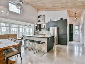 Fridge, microwave, oven, stovetop - Le repère de la lumière | SPA | Accès au lac (Entrelacs)