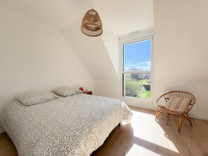 3 bedrooms, iron/ironing board, WiFi, bed sheets - Ty Nevez – Holiday Home with Private Terrace, Garden & Wi-Fi in Penmarch (Penmarch)