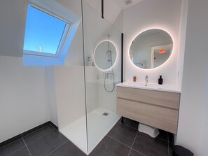 Shower, hair dryer, towels - Ty Nevez – Holiday Home with Private Terrace, Garden & Wi-Fi in Penmarch (Penmarch)