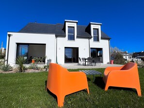 Outdoor dining - Ty Nevez – Holiday Home with Private Terrace, Garden & Wi-Fi in Penmarch (Penmarch)