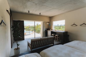 Chambre triple supérieure, Plusieurs lits, vue sur la piscine, au bord de la piscine | Coffre-fort, bureau, espace de travail pour ordinateurs portables