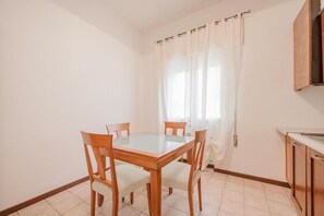 Apartment, Blick auf den Innenhof | Speisen