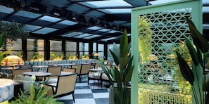 Breakfast, lunch, dinner served; Halal dishes - Walton View Hotel (Bradford)