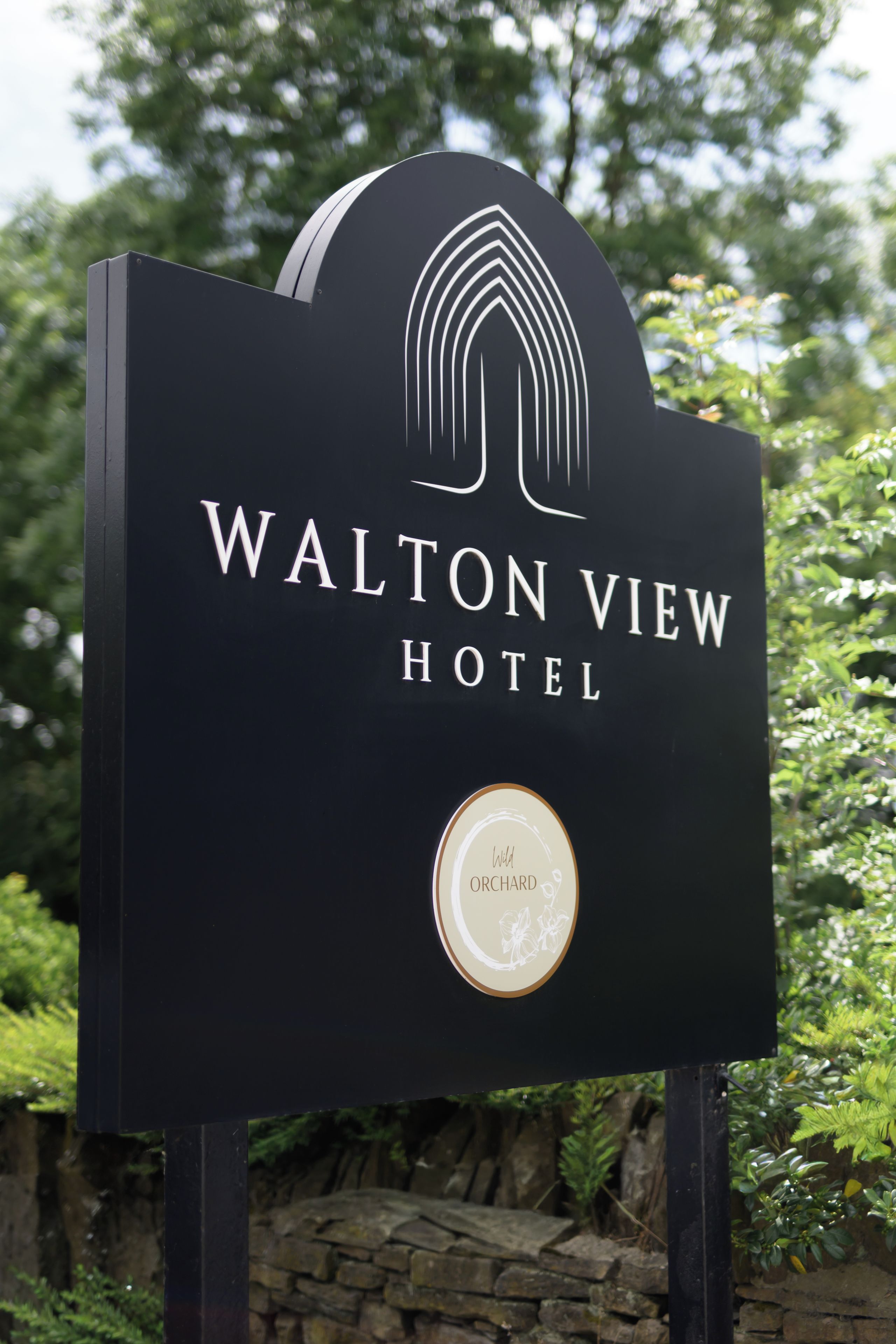 Ein Schild für das Walton View Hotel mit Logo und dem Namen des Hotels.