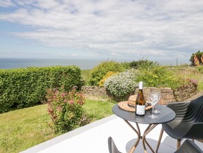 Outdoor dining - Victroneen Cottage (Whitehaven)