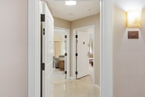 Interior entrance - Family 2-bedroom Suite in Prime Orlando Location (Orlando)