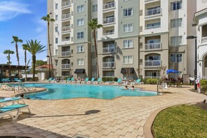 Outdoor pool - Family 2-bedroom Suite in Prime Orlando Location (Orlando)