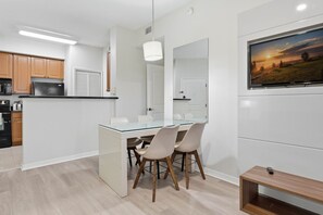 Apartment (2 Bedrooms) | In-room dining - Family 2-bedroom Suite in Prime Orlando Location (Orlando)