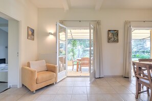 TV - 4 BEDROOM VILLA WITH PRIVATE POOL AND GARDEN (N°443) (La Motte)