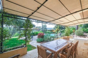 Outdoor dining - 4 BEDROOM VILLA WITH PRIVATE POOL AND GARDEN (N°443) (La Motte)