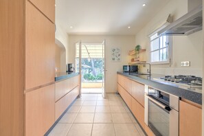 Fridge, microwave, oven, dishwasher - 4 BEDROOM VILLA WITH PRIVATE POOL AND GARDEN (N°443) (La Motte)