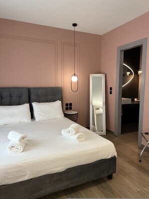 Desk, iron/ironing board, travel cot, free WiFi - Family Suite 6 by Casa Divinus (Athina)