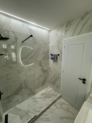 Shower, hair dryer, towels - Family Suite 3 by Casa Divinus (Athina)