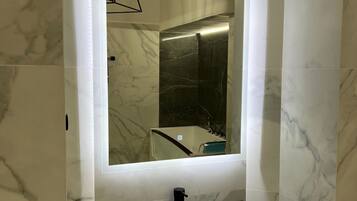 Shower, hair dryer, towels