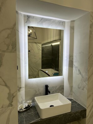 Shower, hair dryer, towels - Junior Suite 4 with Hot Tub (Athina)