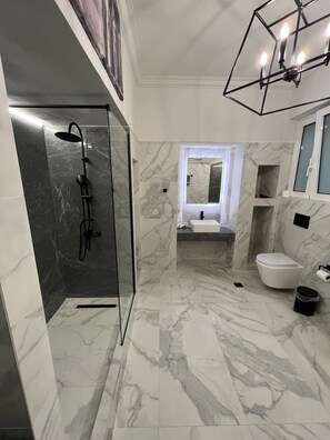 Shower, hair dryer, towels - Junior Suite 4 with Hot Tub (Athina)