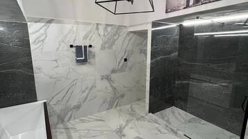 Shower, hair dryer, towels