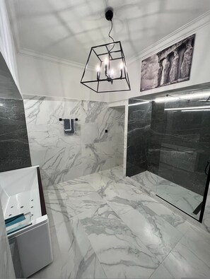 Shower, hair dryer, towels - Junior Suite 4 with Hot Tub (Athina)