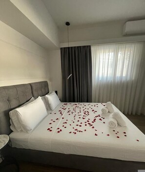 Desk, iron/ironing board, travel cot, free WiFi - Junior Suite 2 with Veranda Jacuzzi (Athina)