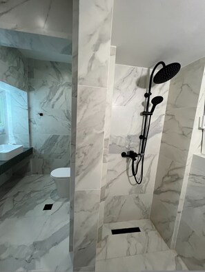 Shower, hair dryer, towels - Junior Suite 2 with Veranda Jacuzzi (Athina)