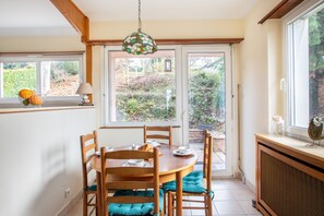 Dining - Maison Bellevue: Mountain View, Shared Terrace & Wi-Fi (Brunstatt-Didenheim)