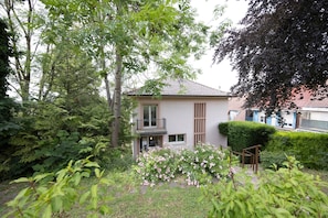 A modern house with a balcony, surrounded by lush greenery and a well-maintained garden. - Maison Bellevue, private terrace with view (Brunstatt-Didenheim)