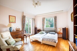 Room - Maison Bellevue: Mountain View, Shared Terrace & Wi-Fi (Brunstatt-Didenheim)