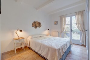 3 chambres, coffres-forts dans les chambres, fer et planche à repasser